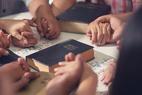 Estudios bíblicos familiares en tu casa. Cada domingo repartimos un tema que podrás compartir en casa con tu familia los miércoles por la noche.